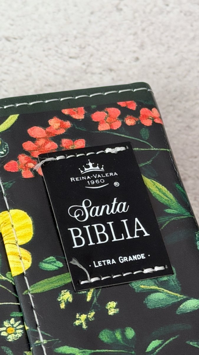 Biblia Reina Valera 1960 Exquisita – Con Concordancia – Letra 11 pts – 14x22 cm – Tapa PU – Flores sobre Negro – Con Manija y Broche