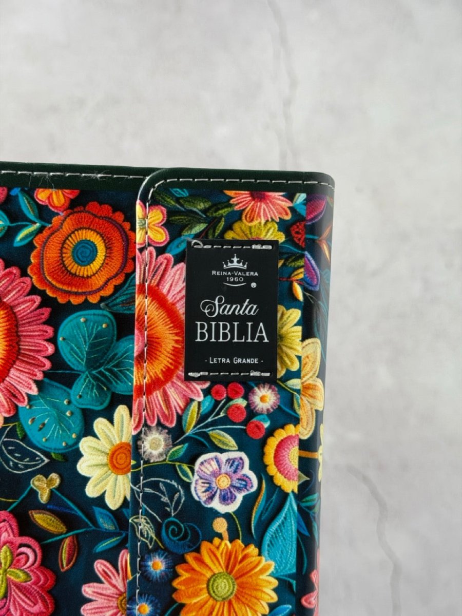 Biblia Reina Valera 1960 Exquisita – Con Concordancia – Letra 11 pts – 14x22 cm – Tapa PU – Impacto Floral – Con Manija y Broche