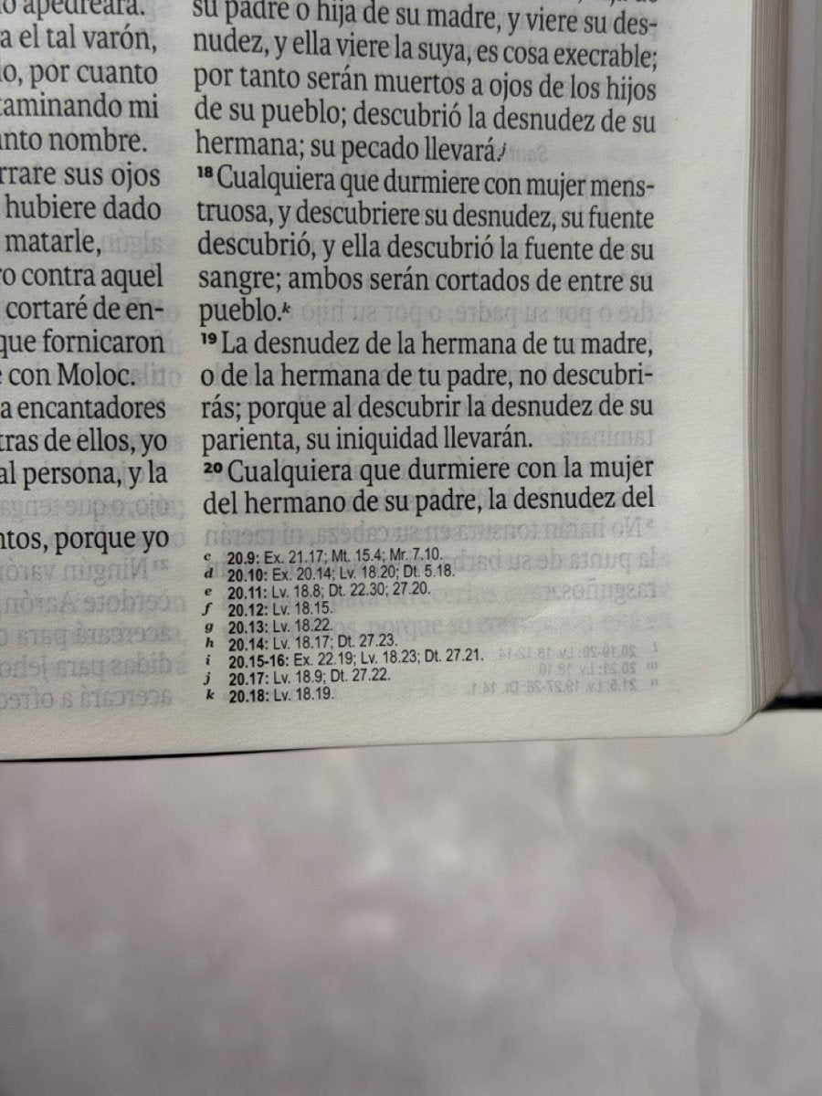 Biblia Reina Valera 1960 Exquisita – Con Concordancia – Letra 11 pts – 14x22 cm – Tapa PU – Impacto Floral – Con Manija y Broche