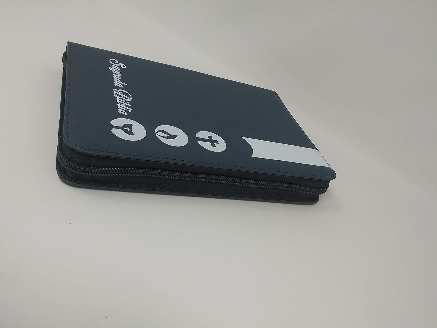Biblia Dios Habla Hoy – 055DK – Letra 10 pts – 13,5x19,5 cm – Cierre – Gris