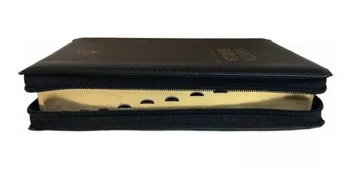 Biblia Reina Valera 1960 – Tapa Imitación Piel Negro, con Cierre, Concordancia, Palabras de Jesús en Rojo, con Índice, 14 x 22 cm, Letra 14 Puntos