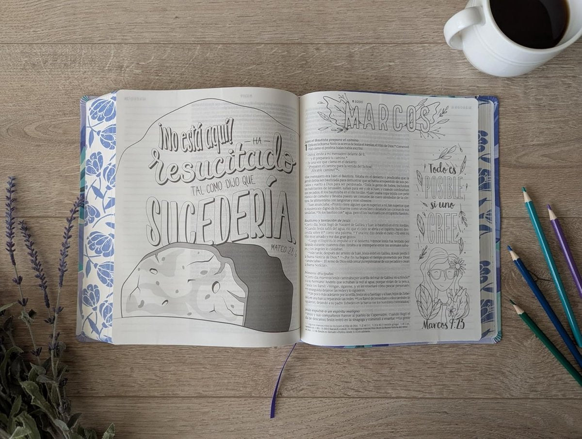 Biblia Nueva Traducción Viviente (NTV) Inspira, Letra 10 Pt, 20×25, Tapa PU, Flores Azul