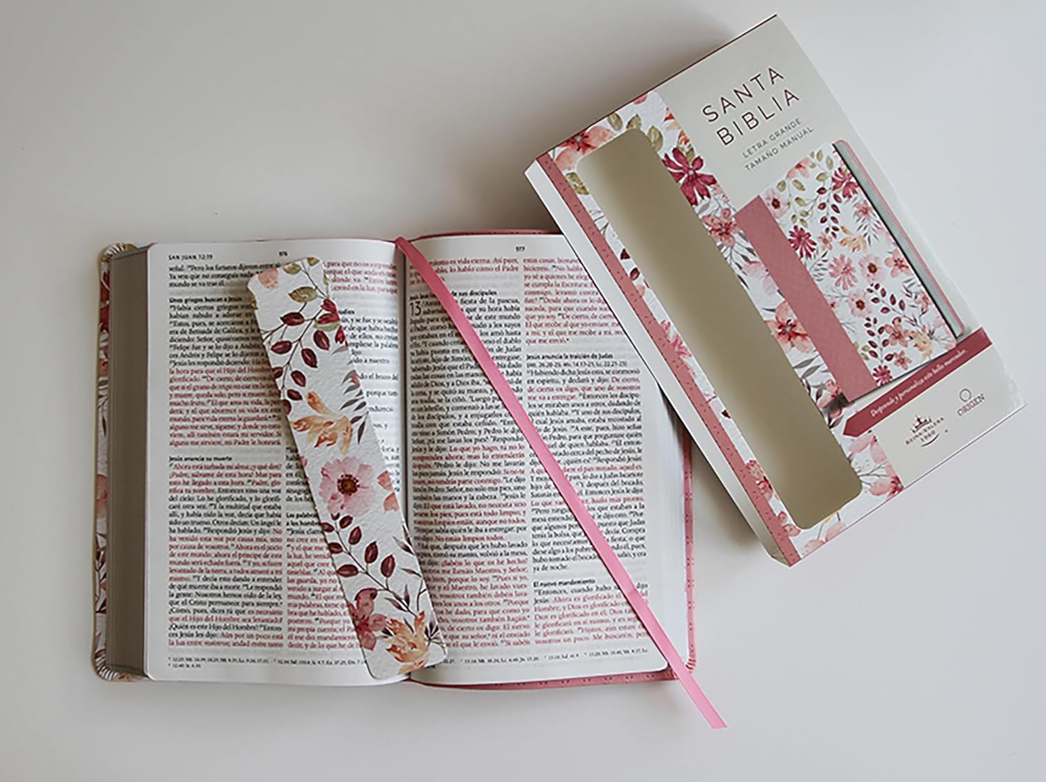 Biblia Reina Valera 1960 · Tapa rosada · Diseño con flores