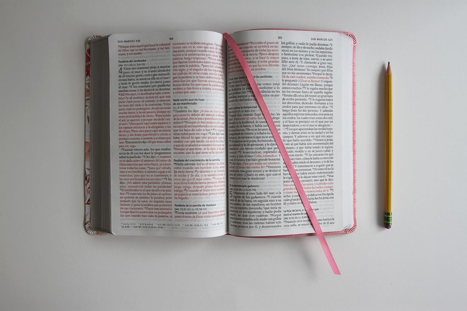 Biblia Reina Valera 1960 · Tapa rosada · Diseño con flores