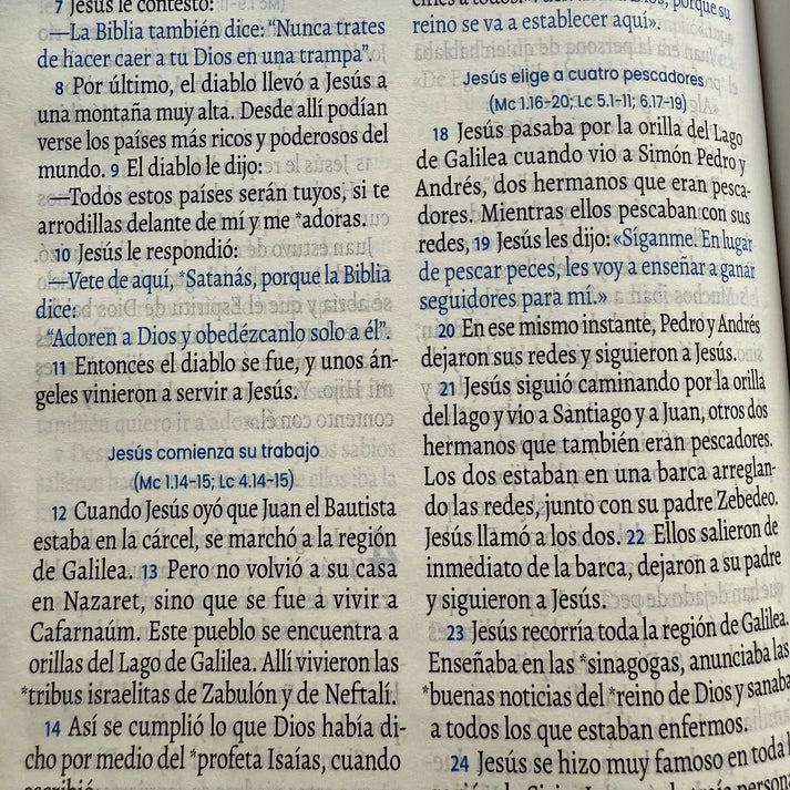 Biblia Traducción al Lenguaje Actual letra grande con cierre "Mujer Ejemplar" azul canto plateado