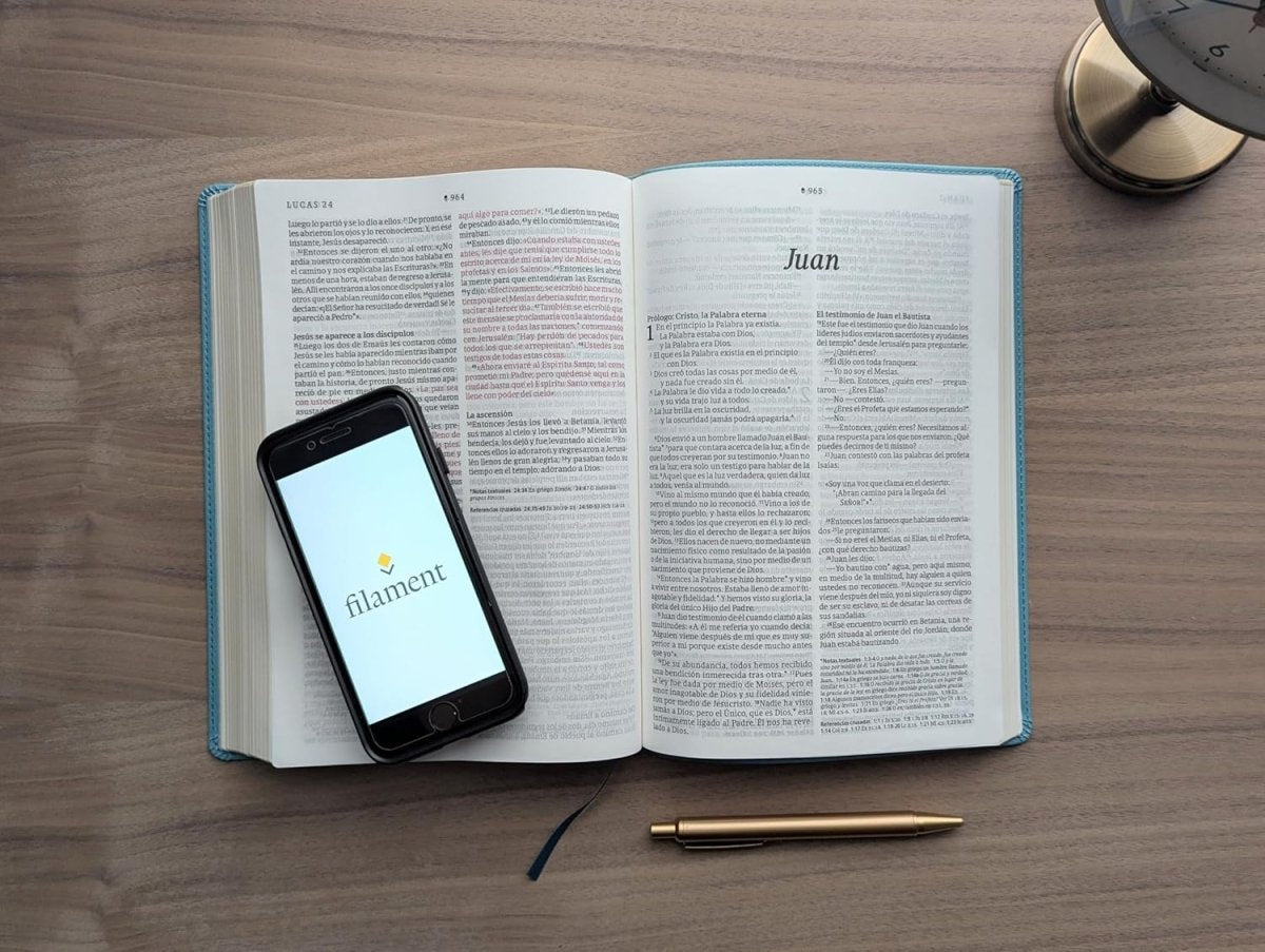 Biblia Nueva Traducción Viviente (NTV) Ultrafina, Letra 10 Pt, 16,5×24, Índice, Palabras De Jesús En Rojo, Tapa PU, Azul