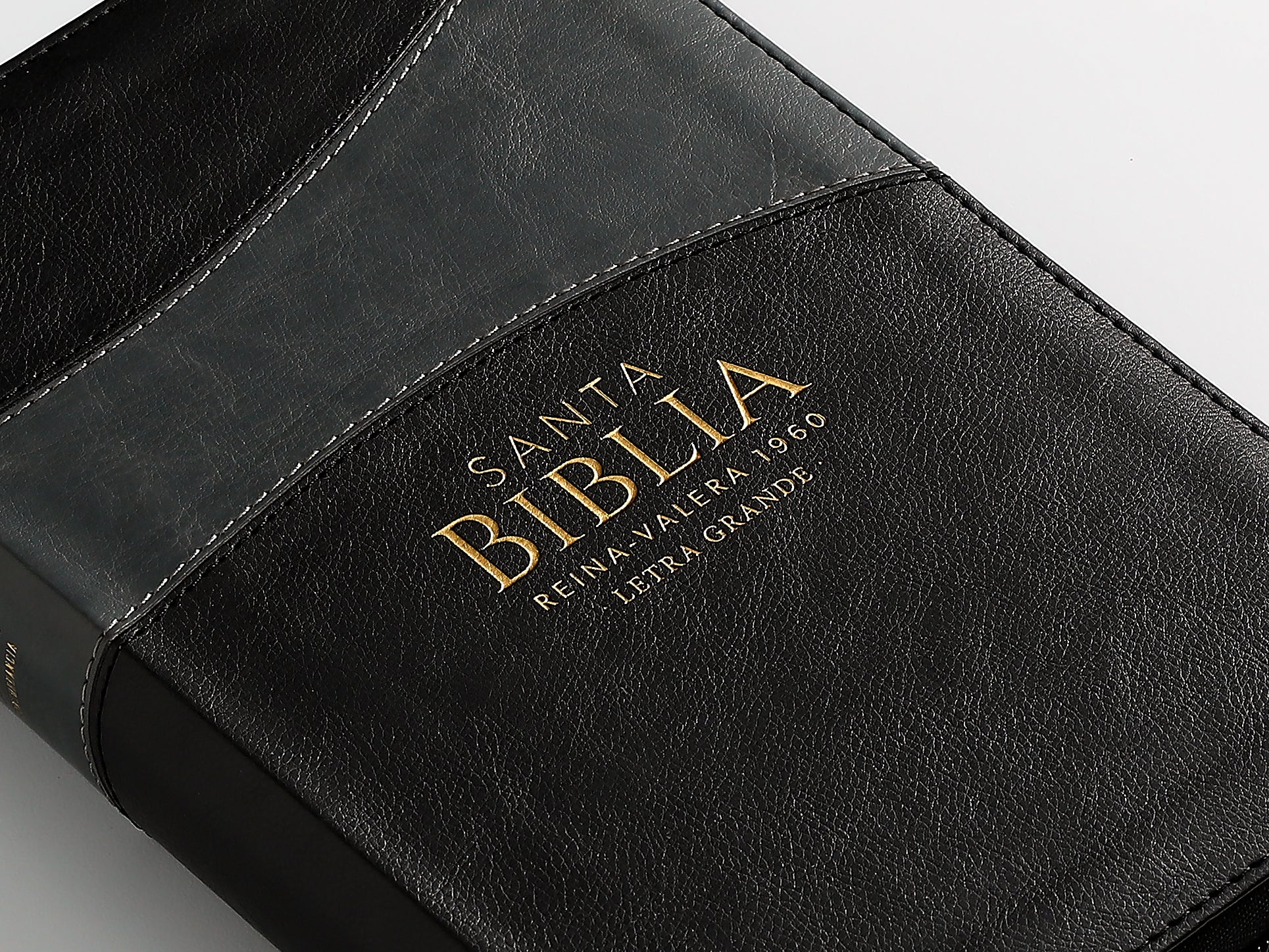 Biblia Reina Valera 1960 · 13,8x21,2 cm · Letra grande 12,5 pt · Con cierre · Diseño bitono negro y gris