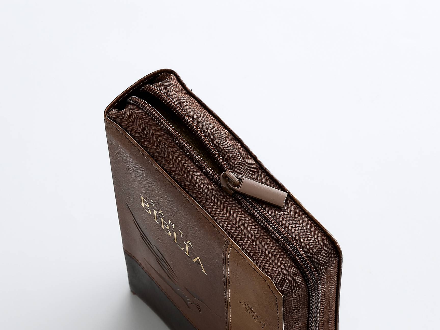 Biblia Reina Valera 1960 · 11x16 cm · Letra 12 pt · Piel tricolor con cierre e índice · Diseño águila café