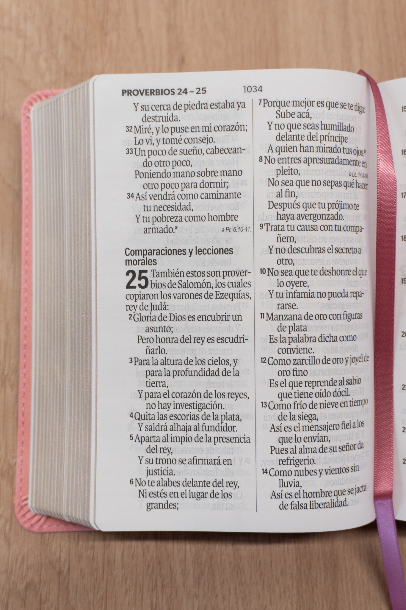 Biblia Reina Valera 1960 – 035 – Con Concordancia – Letra 12 pts – 11x16 cm – Rosa/Fucsia