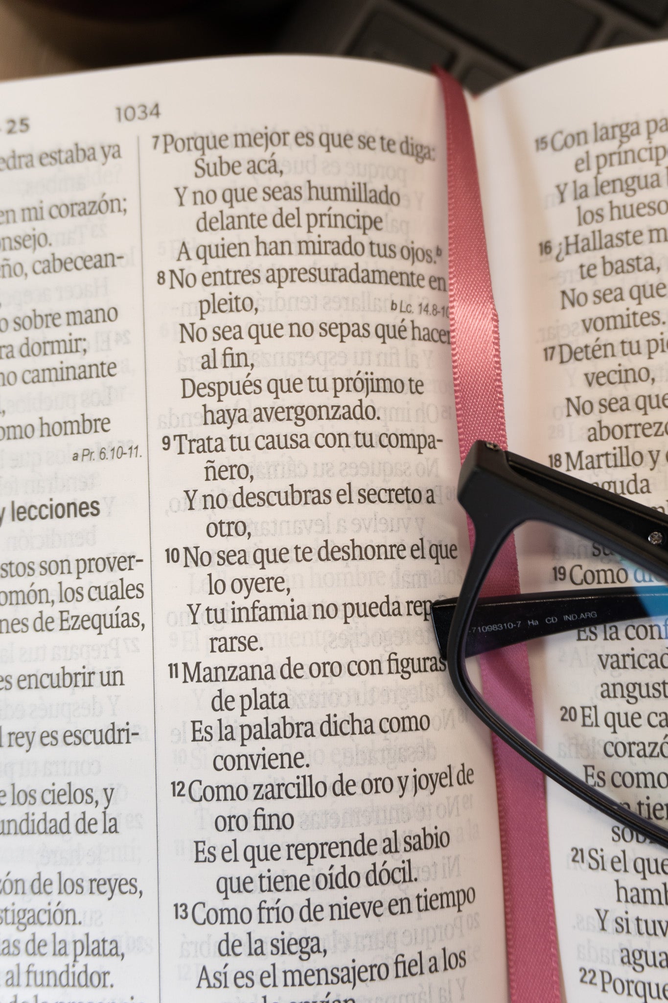 Biblia Reina Valera 1960 – 035 – Con Concordancia – Letra 12 pts – 11x16 cm – Rosa/Fucsia