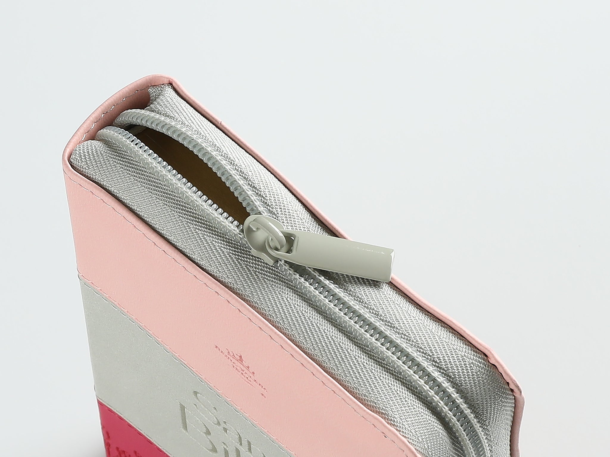 Biblia Reina Valera 1960 – 025 – Con Concordancia – Letra 8 pts – 10x14 cm – Cierre – Indice- Tricolor Rosa/Blanco/Fucsia