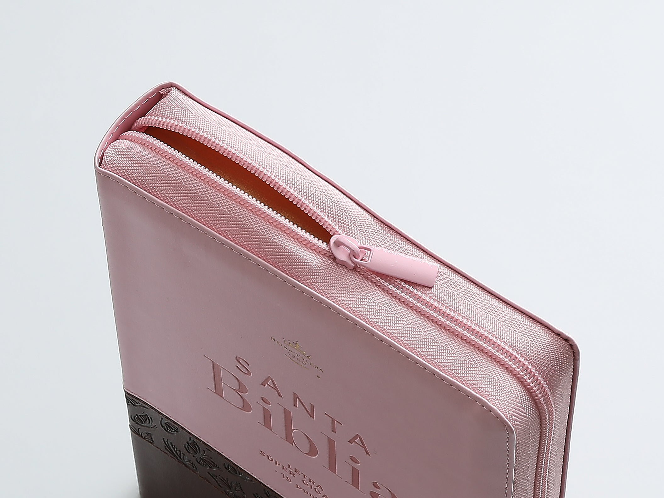Biblia Reina Valera 1960 – 088 – Con Concordancia – Letra 19 pts – 16x23 cm – Cierre con Índice – Café/Rosa
