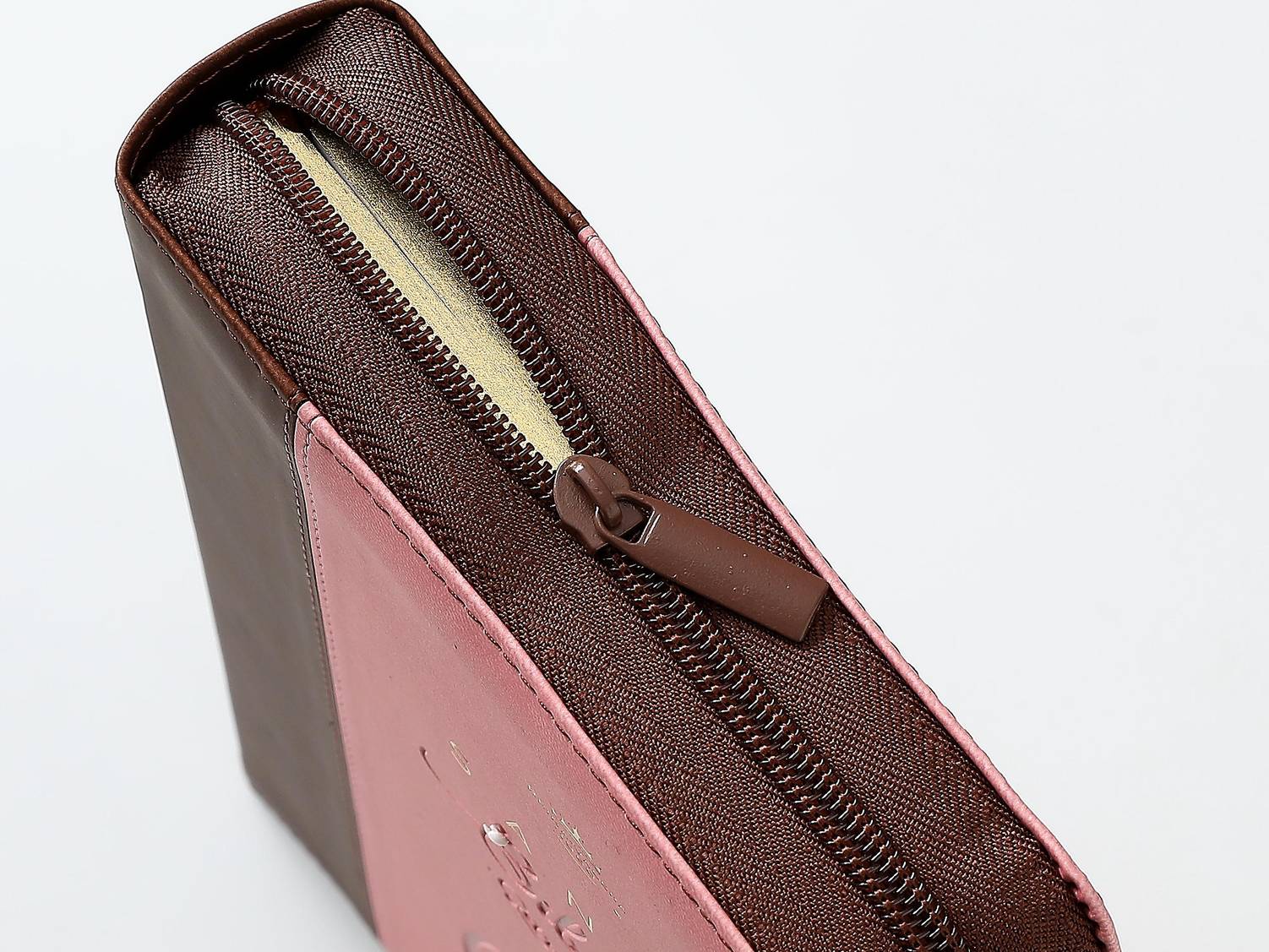 Biblia Reina Valera 1960 – 068 – Con Concordancia – Letra 14 pts – 14x21 cm – Cierre – Rosa/Marrón – Mujer Virtuosa