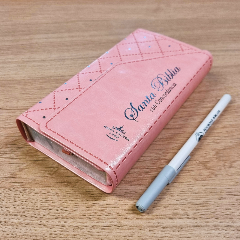 Biblia Reina Valera 1960 – Tapa Imitación Piel Rosa Agenda con Broche, con Cierre, Concordancia, 10 x 17 cm, Letra 8 Puntos