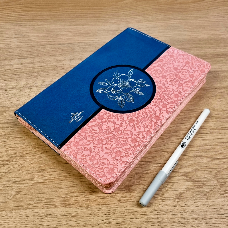 Biblia Reina Valera 1960 – Tapa Imitación Piel Azul y Rosa, con Cierre, Concordancia, Palabras de Jesús en Rojo, con Índice, 15 x 21 cm, Letra 12 Puntos