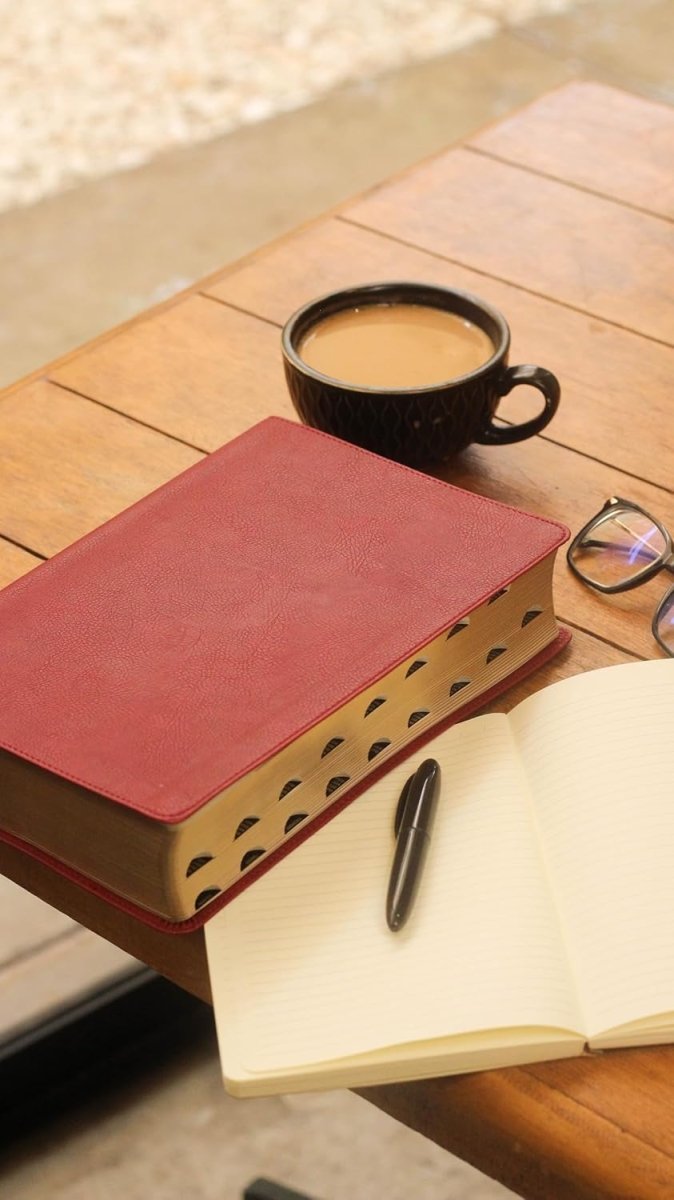 Biblia Reina-Valera 1960 De Estudio Trasfondo Cultural, Palabras De Jesús En Rojo, Letra 8 Pt, 20×28, Ilustrada, Índice, Tapa PU, Rojo Vino