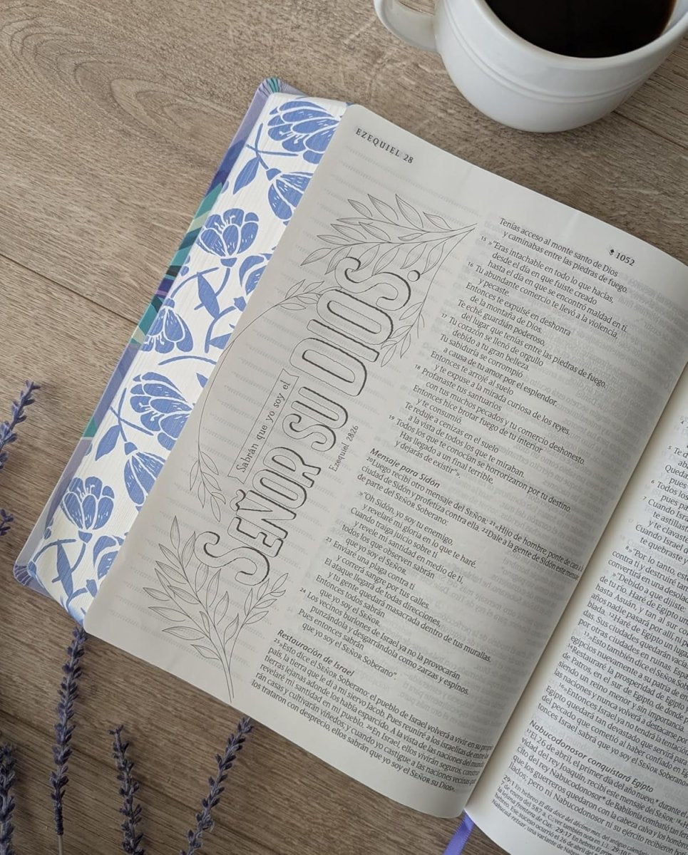 Biblia Nueva Traducción Viviente (NTV) Inspira, Letra 10 Pt, 20×25, Tapa PU, Flores Azul