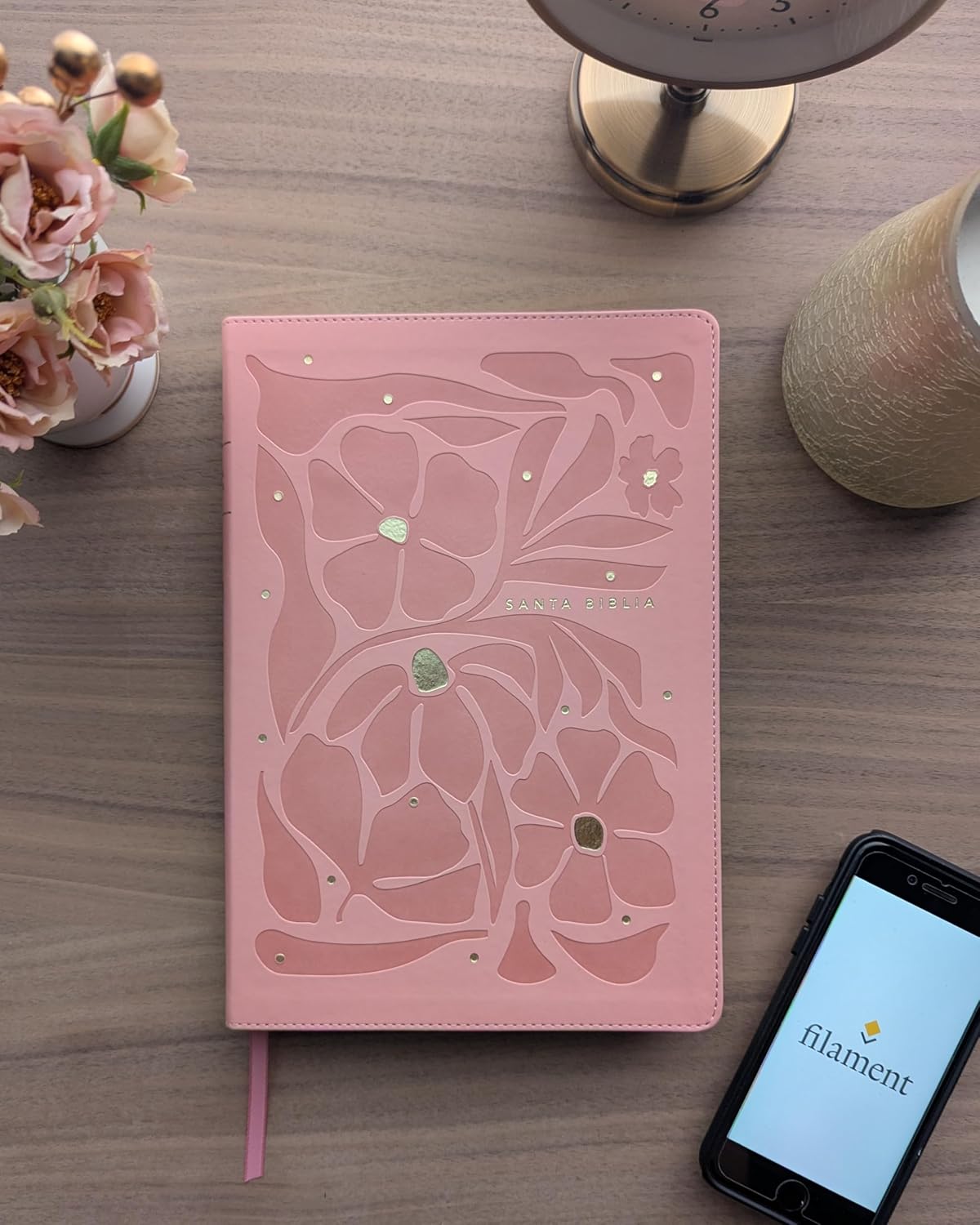 Biblia Nueva Traducción Viviente (NTV) Ultrafina, Letra 10 Pt, 16,5×24, Índice, Palabras De Jesús En Rojo, Tapa PU, Flores Rosa