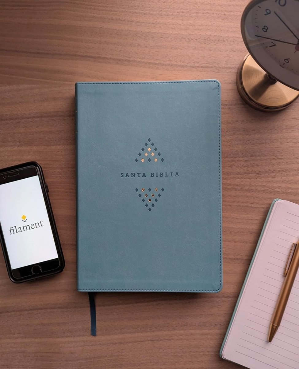 Biblia Nueva Traducción Viviente (NTV) Ultrafina, Letra 10 Pt, 16,5×24, Palabras De Jesús En Rojo, Tapa PU, Azul