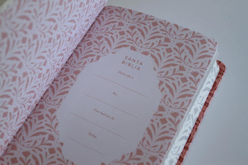 Biblia Reina-Valera 1960, Letra 14 Pt, 14×21, Palabras De Jesús En Rojo, Concordancia, Tapa PU, Rosa, Flores