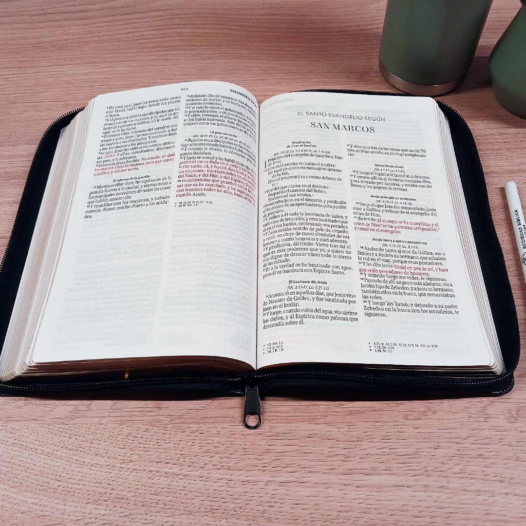 Biblia Reina Valera 1960 – Con Concordancia – Letra 11 pts – 16x23 cm – Palabras de Jesús en Rojo – Cierre – Negro Geométrico